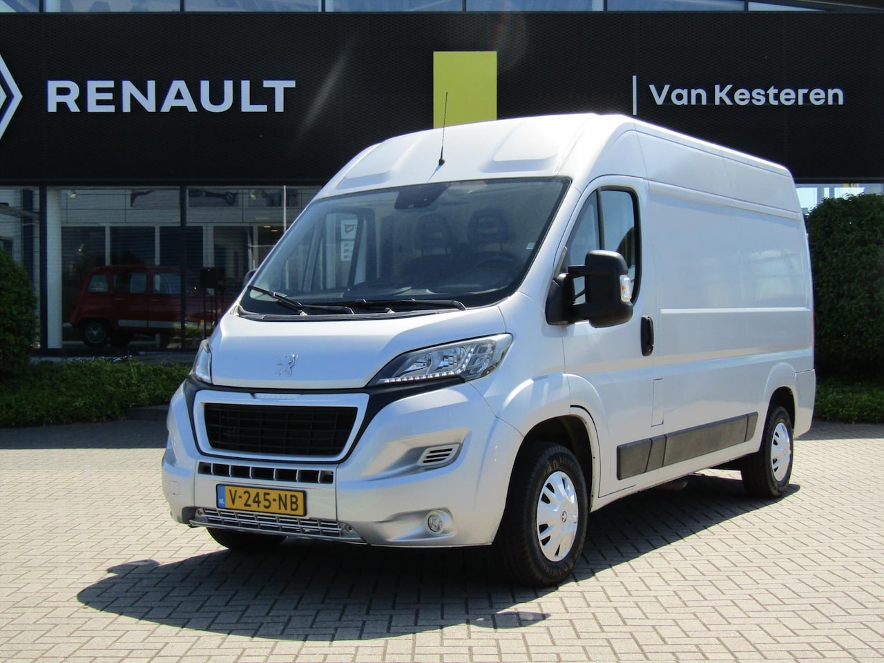 Peugeot Boxer - GB 330 L2H2 BlueHDi 130PK Premium Pack / Trekhaak / Navigatie / Camera / Cruise-Control - AutoWereld.nl