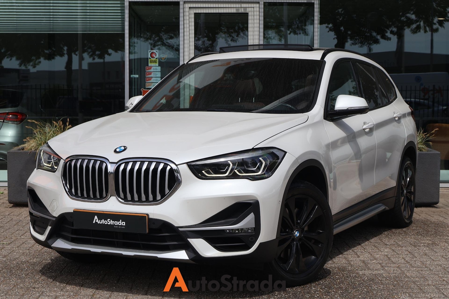 BMW X1 - (f48) sDrive20i VDL Nedcar Edition 192pk | Pano | Camera | LED | Navi | Climate | Leder | - AutoWereld.nl