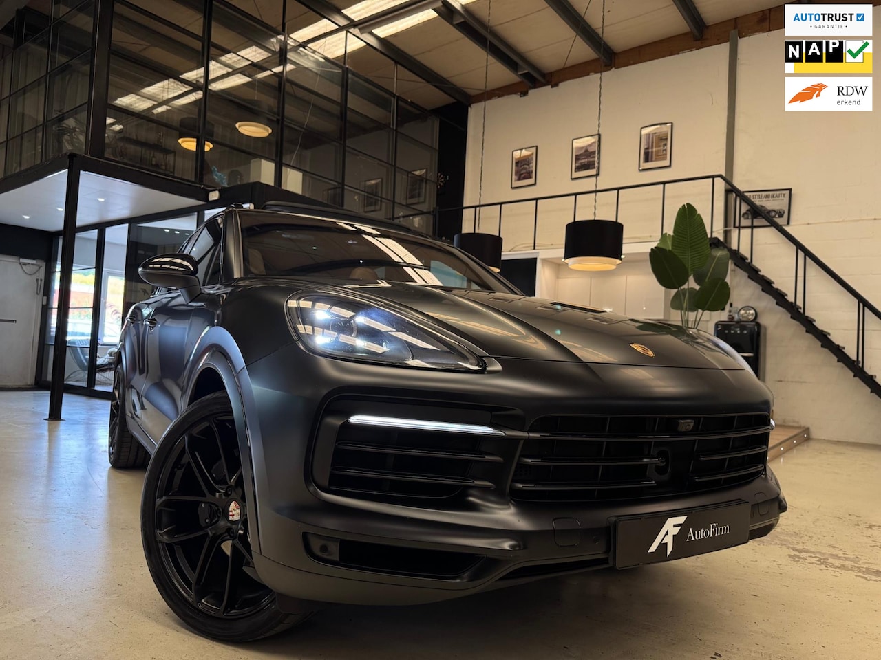 Porsche Cayenne - 3.0 E-Hybrid VOL! Matt zwart Dealer onderhouden Nette auto! CarPlay 340 PK Pano - AutoWereld.nl