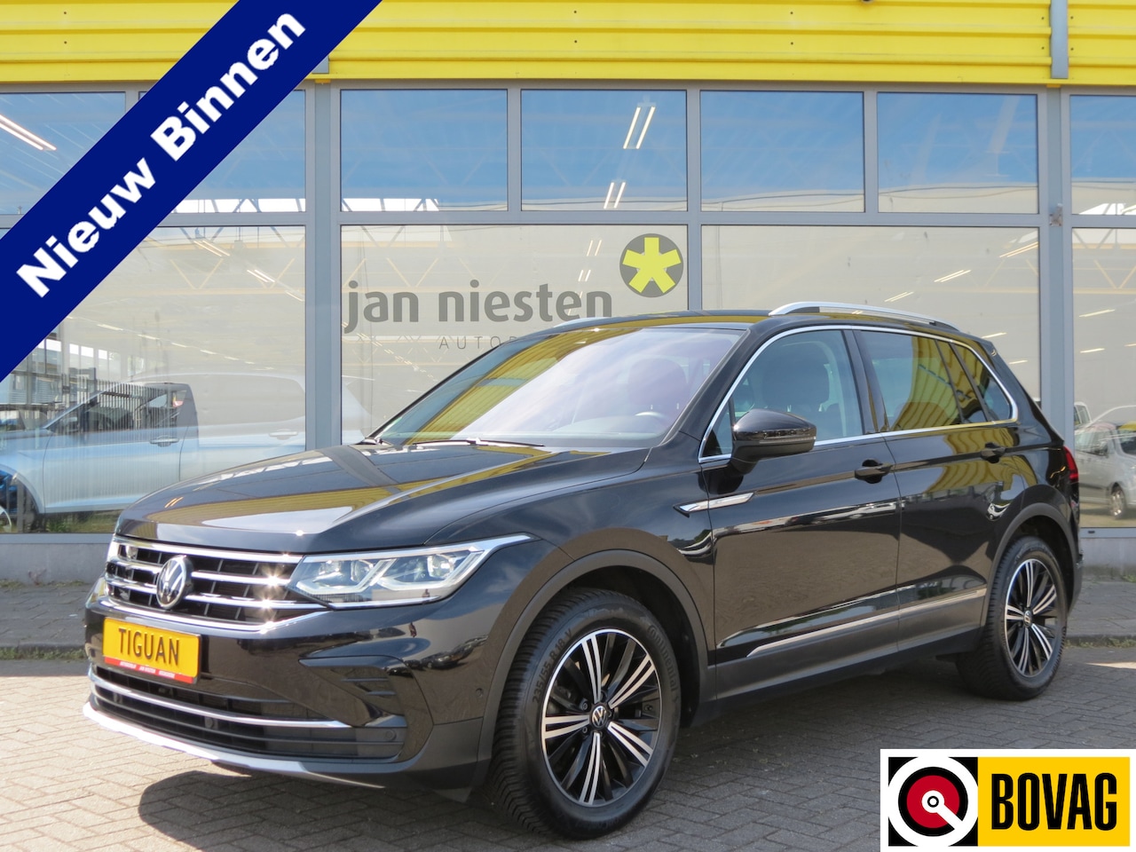 Volkswagen Tiguan - 1.5 TSI Elegance -150pk- Automaat | Trekhaak | Matrix LED | Stuur Verwarming | Dodehoek Se - AutoWereld.nl
