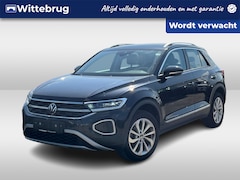 Volkswagen T-Roc - 1.5 TSI 150pk Style DSG Automaat Navigatie / Digital Cockpit Pro / 17"LM Velgen / App-Conn