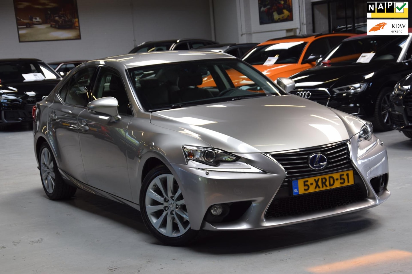 Lexus IS - 300h Luxury Line Navi|Dealer onderhouden|Half/leder| - AutoWereld.nl