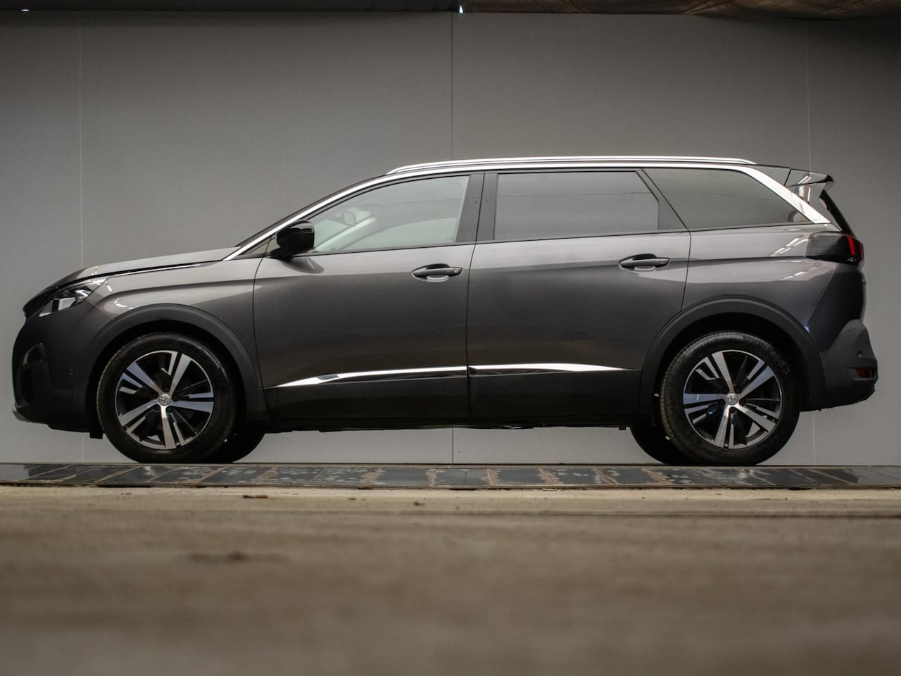 Peugeot 5008 - 1.2 PureTech Allure Sport (PANORAMADAK,NAVI,CRUISE,LEDER,LED,GETINT,CAMERA,DAB,PDC,SPORTST - AutoWereld.nl