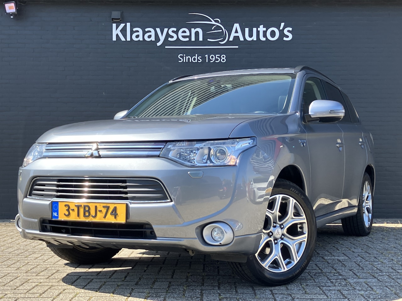 Mitsubishi Outlander - 2.0 PHEV Instyle 4WD AUT. | navigatie | cruise control | leder interieur | schuif-/kanteld - AutoWereld.nl