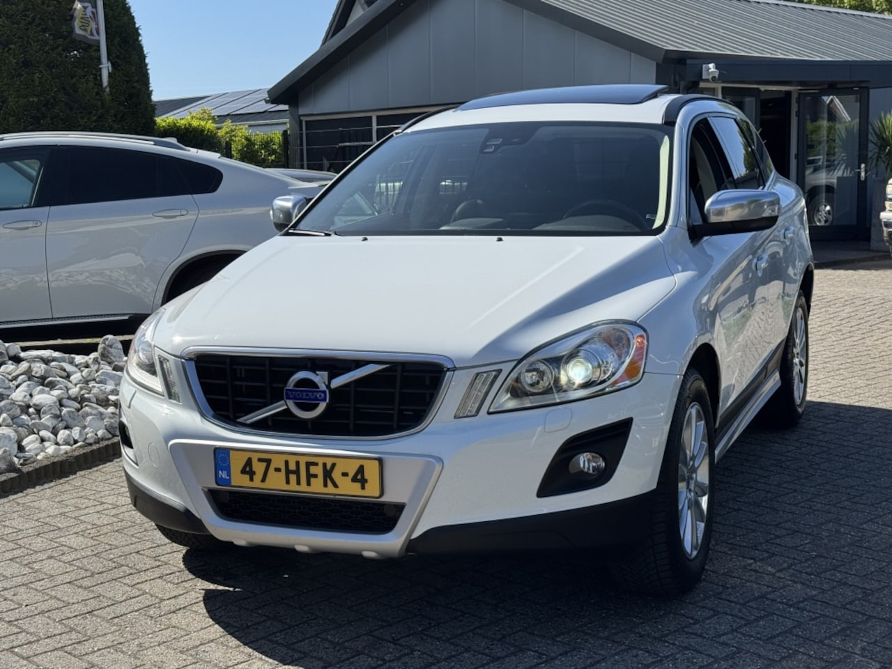 Volvo XC60 - 2.4 D5 AWD Wit Panoramadak Youngtimer NL Auto - AutoWereld.nl
