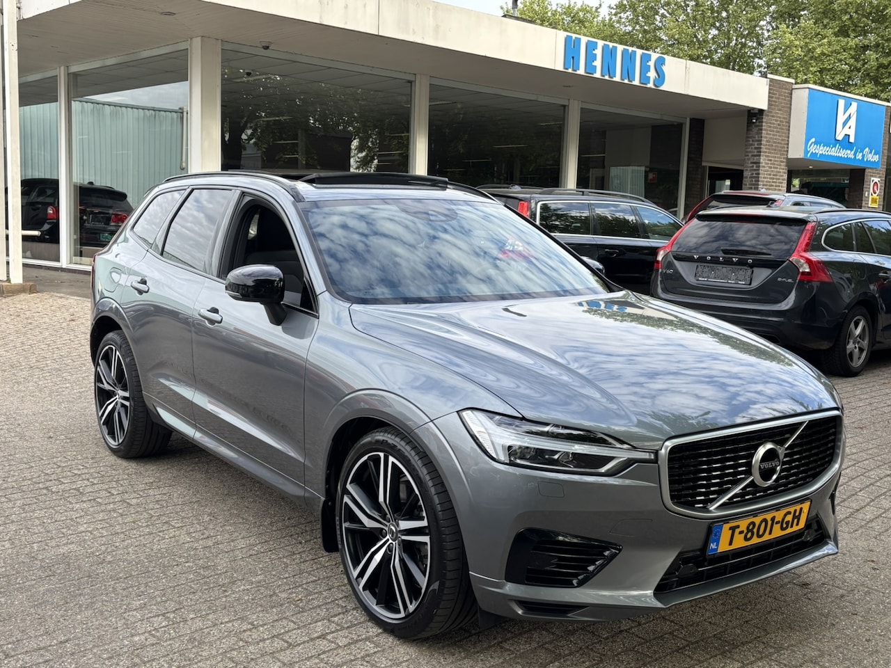 Volvo XC60 - Recharge T8 AWD R-Design Polestar Luchtvering Keyless DAB Pilot Assist - AutoWereld.nl