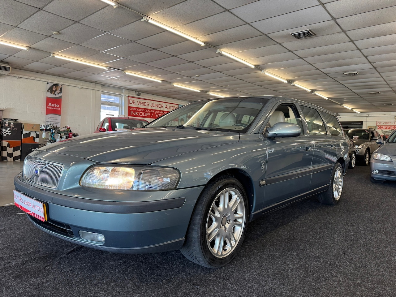 Volvo V70 - 2.4 Comfort Line. Cruise control, afneembaar trekhaak, usb en veel meer! - AutoWereld.nl