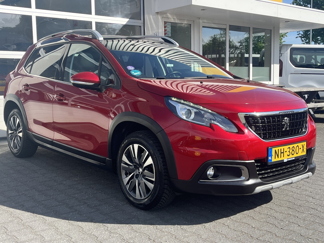 Peugeot 2008 - 1.2 PureTech Blue Lease Executive Panoramadak Cruise control Achteruitrijcamera Navigatie - AutoWereld.nl