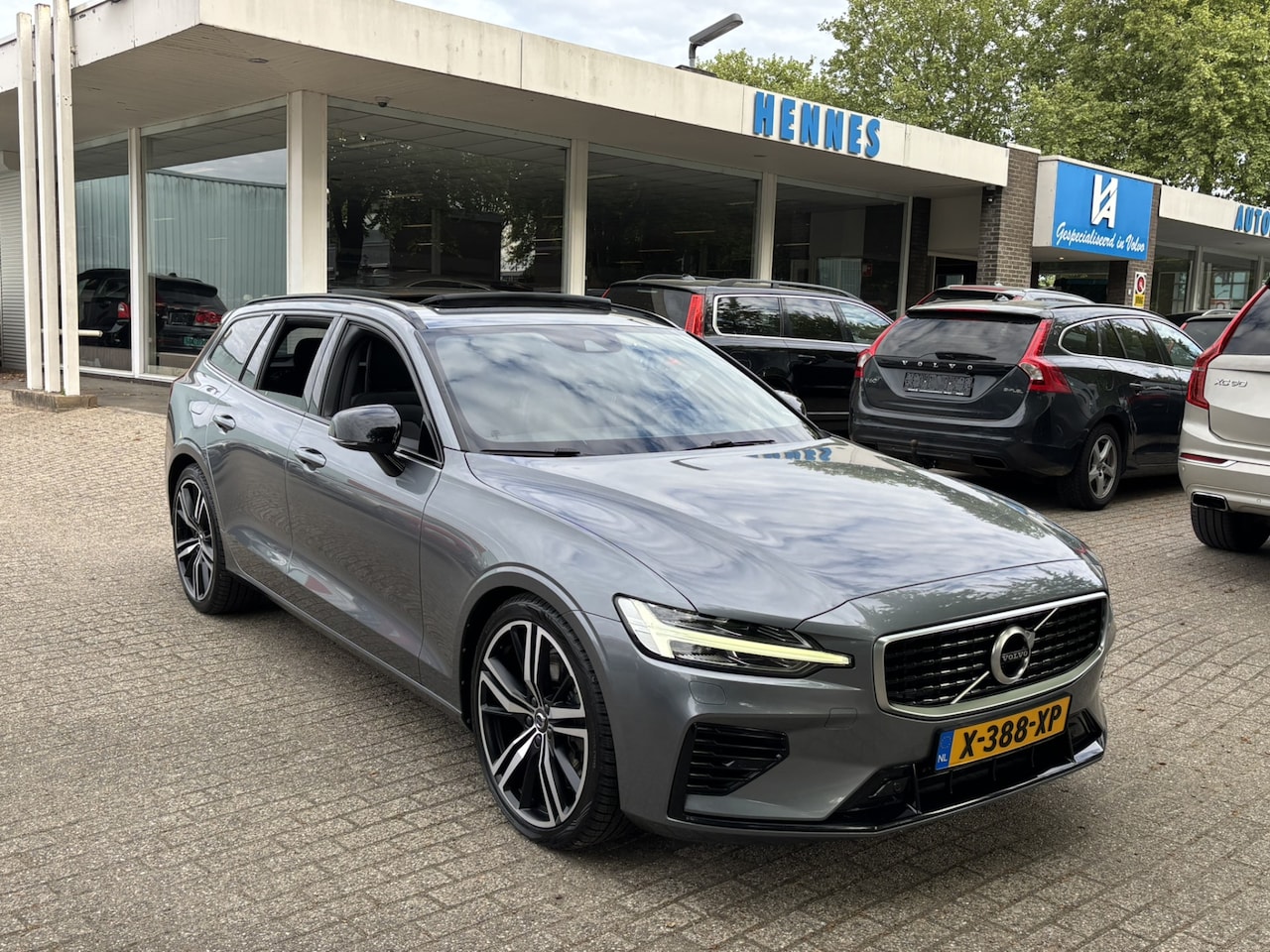 Volvo V60 - T8 AWD R-Design Pano Pilot Assist Stoel+stuurverwarming - AutoWereld.nl