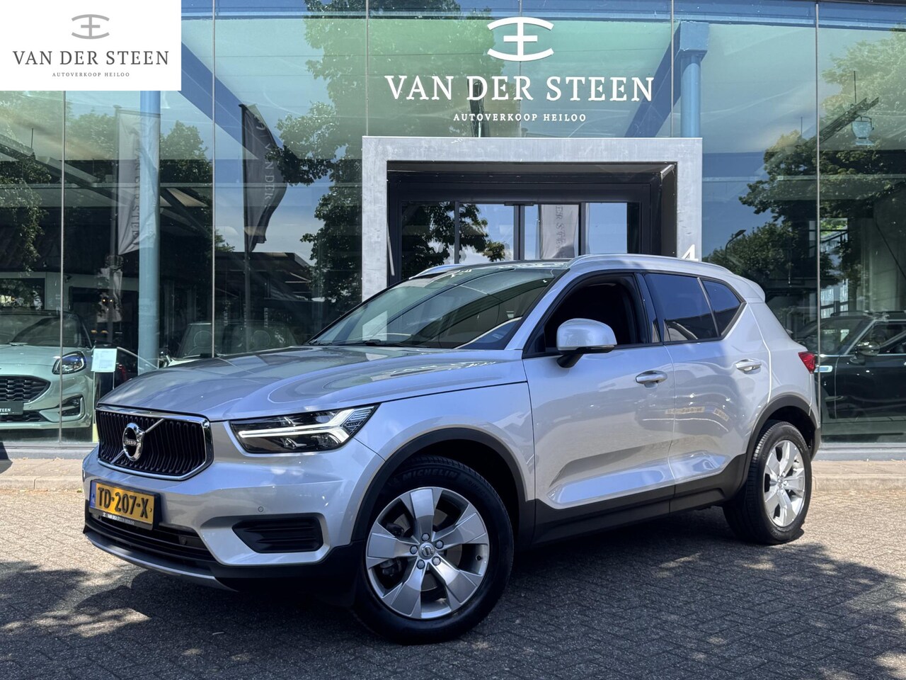 Volvo XC40 - 2.0 T4 Momentum Adapt. Cruise l Apple CarPlay l Camera l Dealer Onderhouden - AutoWereld.nl