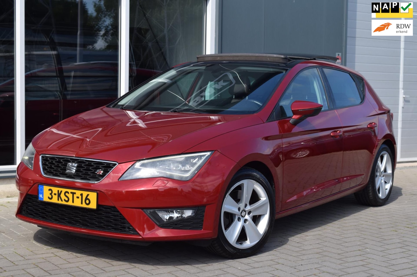 Seat Leon - 1.8 TSI FR | Panoramadak | Clima | Cruise | NAP + APK 4-2026 ! - AutoWereld.nl