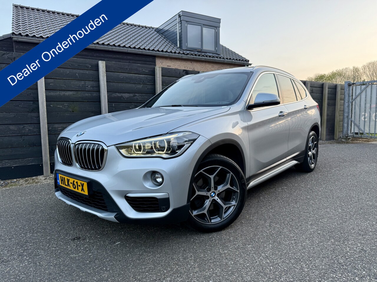 BMW X1 - sDrive18i High Executive dealer onderh. pano, leder - AutoWereld.nl