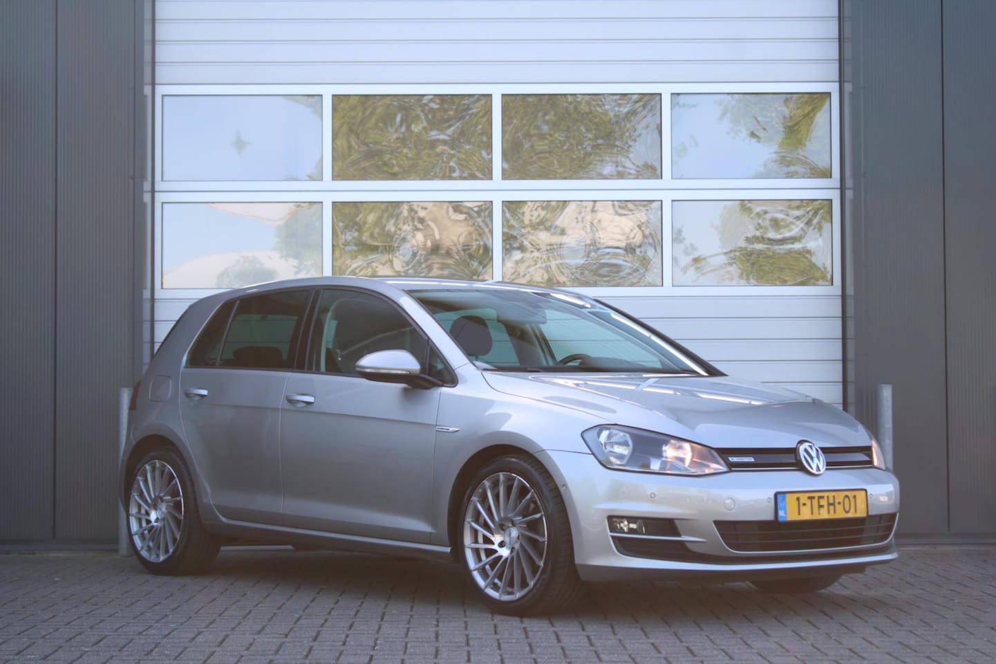 Volkswagen Golf - 1.6 TDI Highline BlueMotion Clima/Cruise/Navi/Bluetooth/Park.Assist/PDC/18"LM/Trekhaak/Goe - AutoWereld.nl