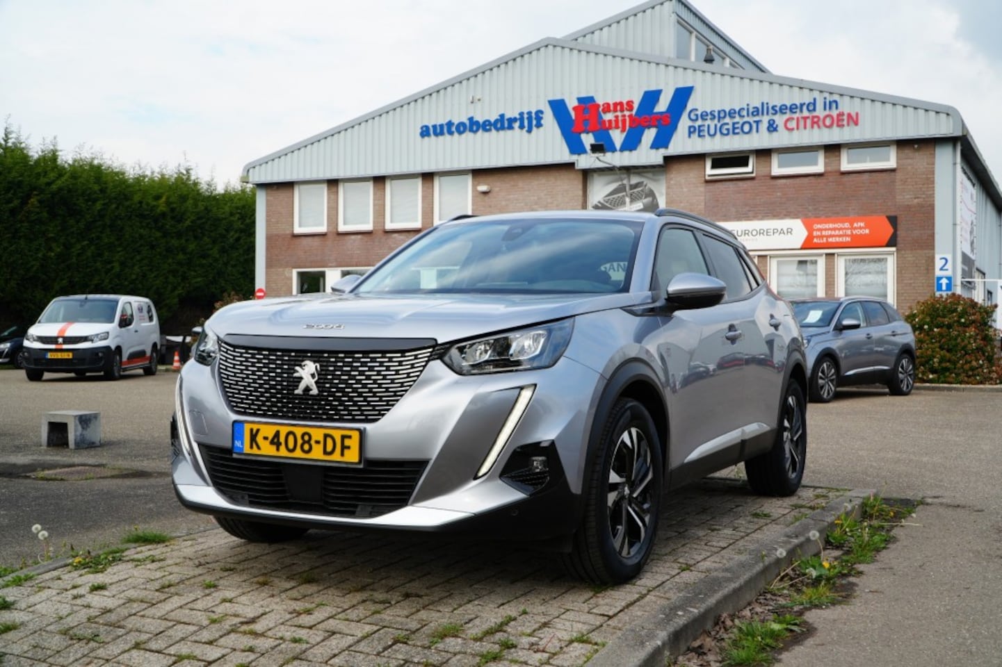 Peugeot 2008 - ALLURE 1.2-130PK EAT8 AUTOMAAT - NAVI - PARKEERHULP  - TREKHAAK - AutoWereld.nl