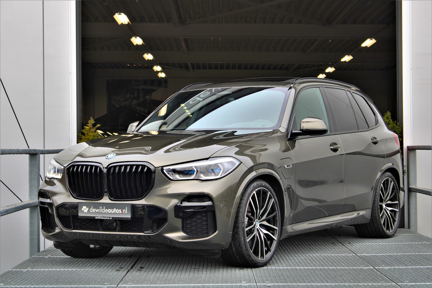 BMW X5 - xDrive45e M-sport 394pk Pano Trekhaak SkyLounge 4-wielsturing Harman/Kardon Laser Keyless - AutoWereld.nl