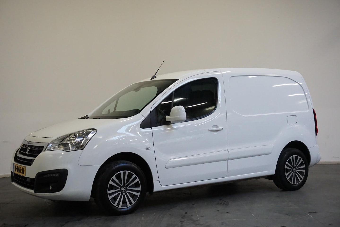 Peugeot Partner - 120 1.6 BlueHDi 100 L1 Premium Pack S&S Airco Bluetooth  Navi PDC 2-zits - AutoWereld.nl