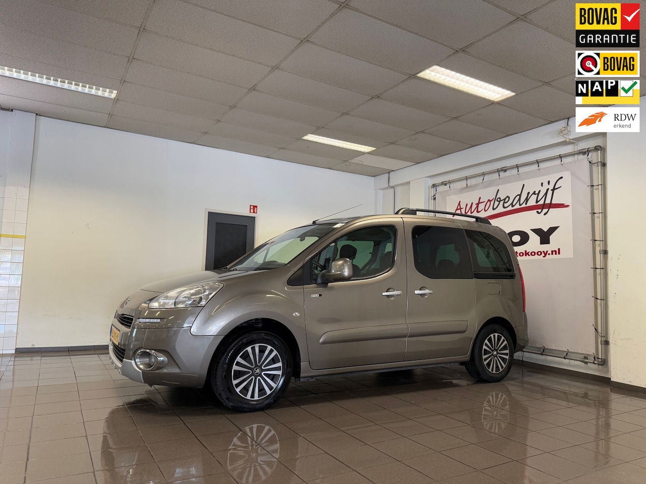 Peugeot Partner Tepee - 1.6 VTi Access * Trekhaak / Panoramadak / Airco / Dakrails * - AutoWereld.nl