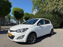 Hyundai i20 - 1.2, AIRCO, Cruise Control, Isofix, LM-velgen 15", Bluetooth, Privacy Glas, Stoelverwarmin