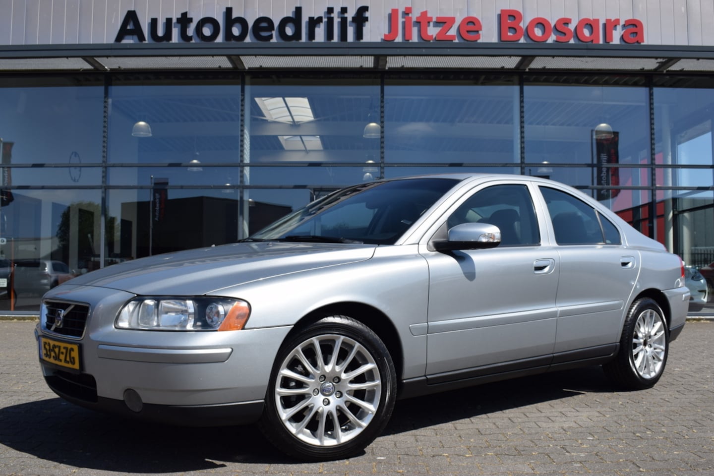 Volvo S60 - 2.4 Kinetic Zwart Leder | ECC | 17 Inch LMV | Trekhaak | Dealer Onderhouden!! - AutoWereld.nl
