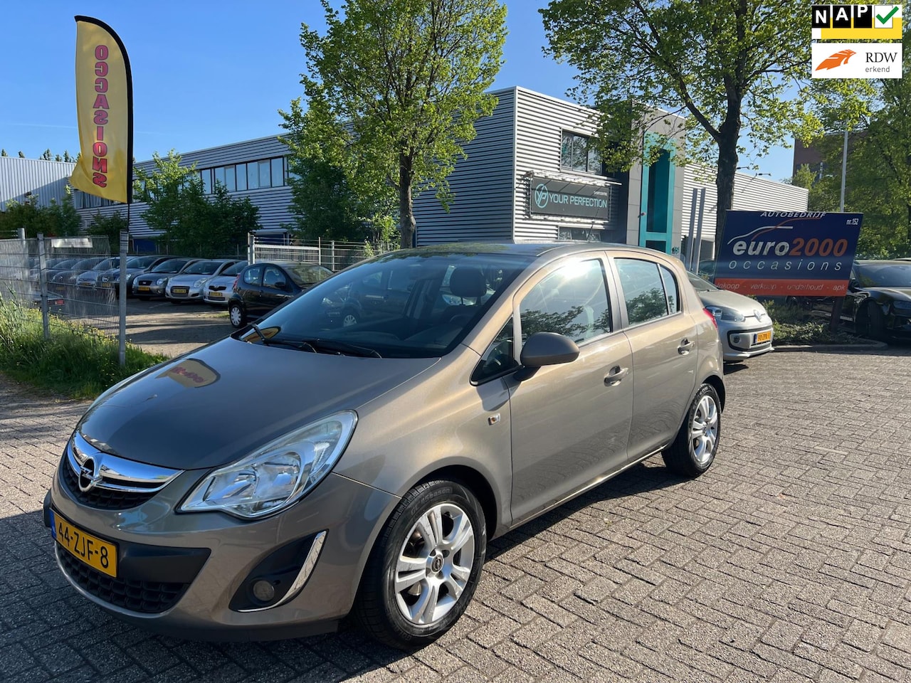 Opel Corsa - 1.2-16V Cosmo - AIRCO - LEDER - TREKHAAK ! - AutoWereld.nl