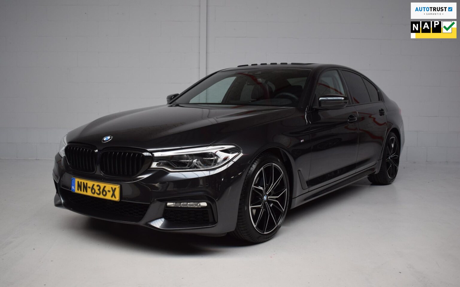 BMW 5-serie - 540i M-SPORT ORG.NED / NAP / SCHUIFDAK / HEAD-UP / CAMERA / NAPPA LEER / TREKHAAK / SFEERV - AutoWereld.nl