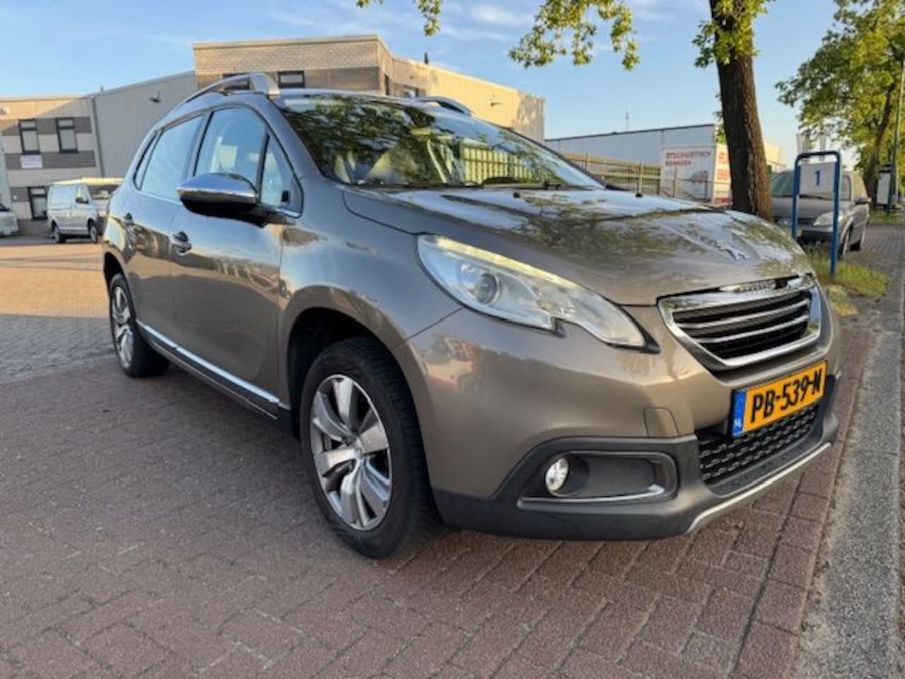 Peugeot 2008 - 1.2 VTi Allure Pack Premium Plus 140.000km Airco/ECC,Cruisecontrol,Navigatie,Half Leder - AutoWereld.nl
