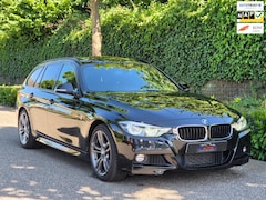 BMW 3-serie Touring - 318i M Sport Pano Apple CarPlat Elk. Trekhaak 19inch NAP Rijklaar Garantie Zwart