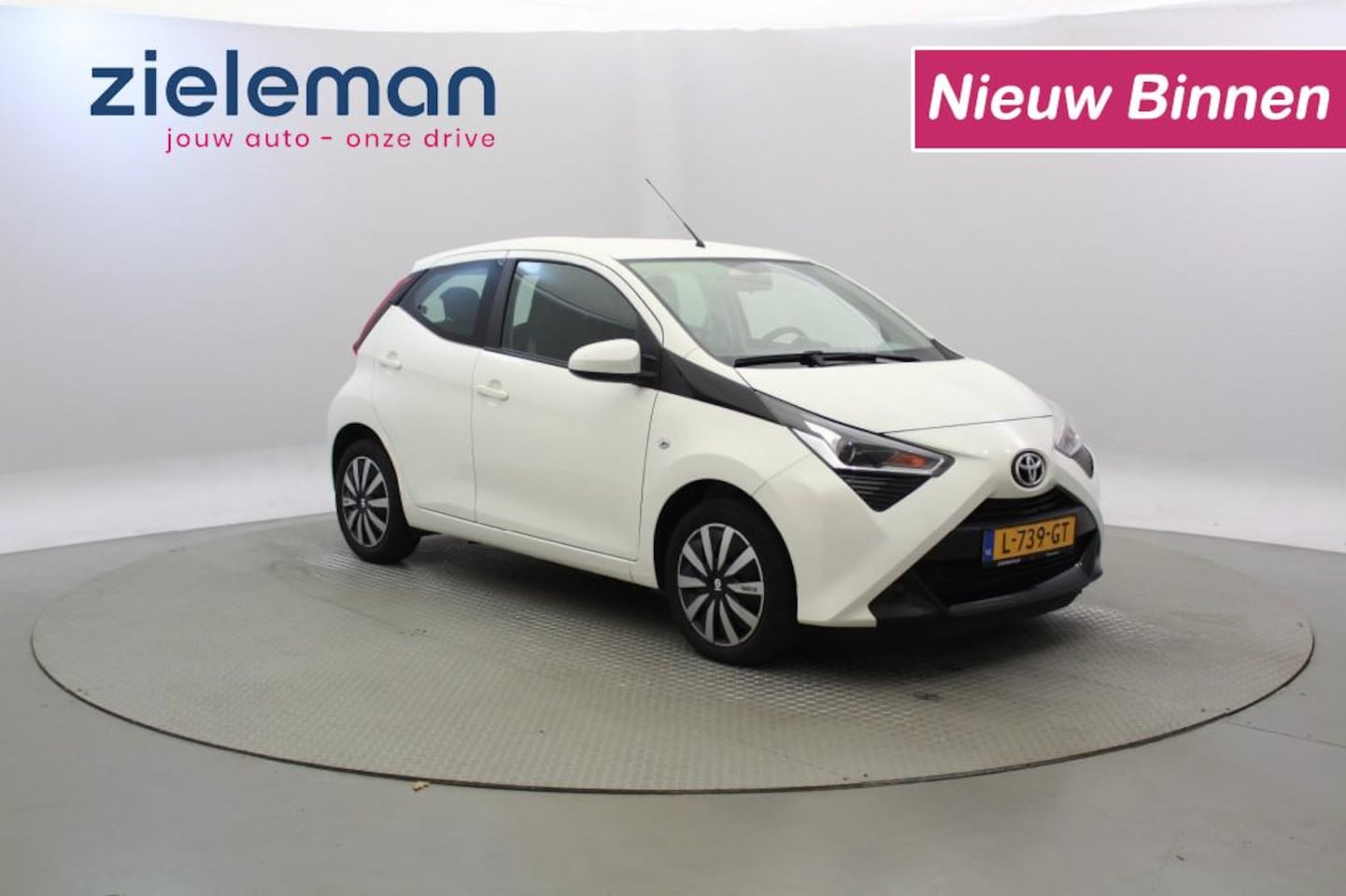 Toyota Aygo - 1.0 VVT-I X-Play 5 Deurs - Carplay, Camera - AutoWereld.nl