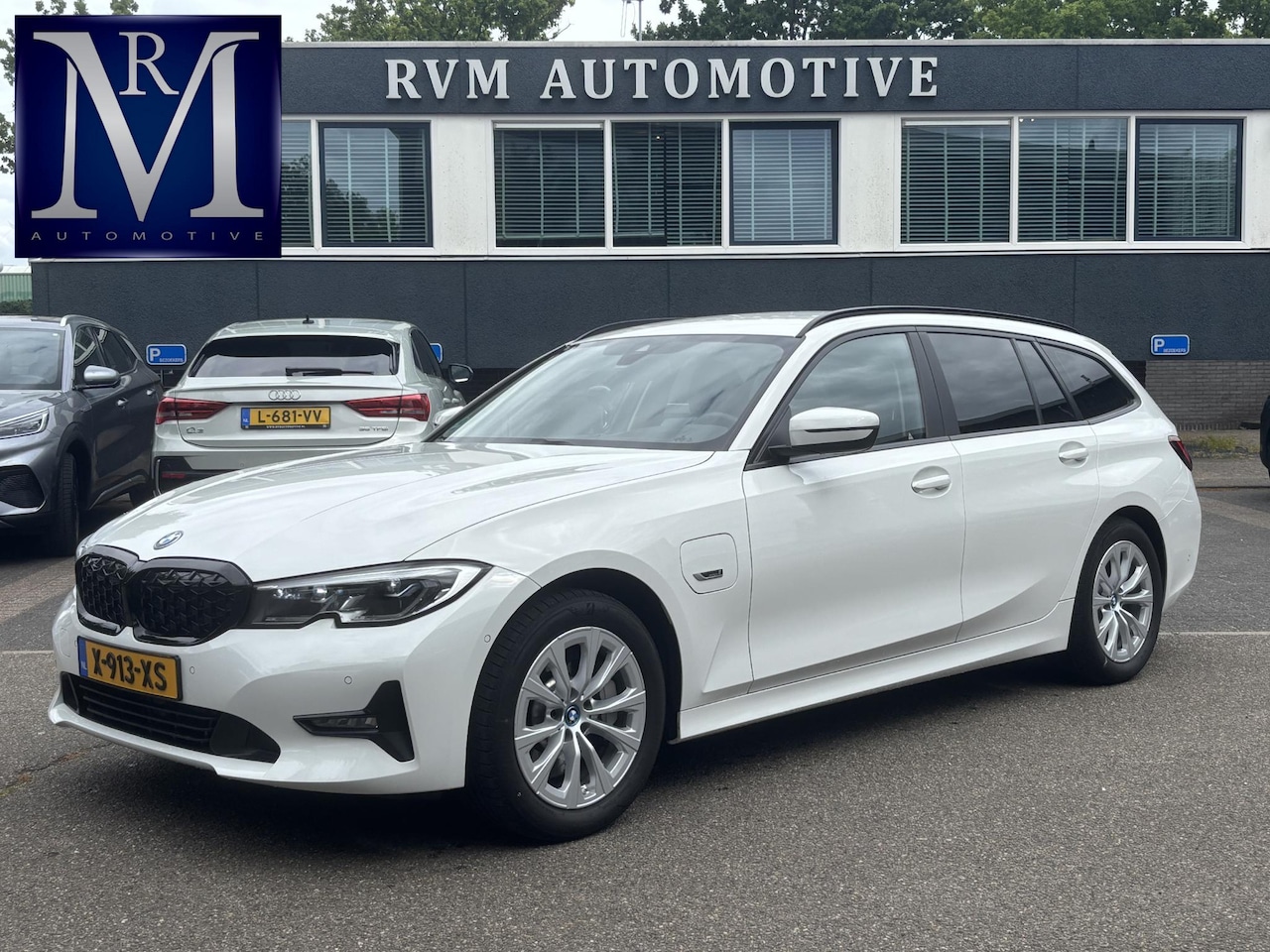 BMW 3-serie Touring - 330e High Executive TREKHAAK AFNEEMBAAR | LASERLIGHT | HEAD UP - AutoWereld.nl