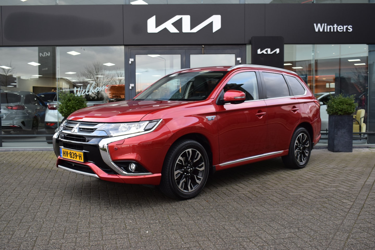 Mitsubishi Outlander - 2.0i-16V 4WD PHEV Instyle Autom. ECC Cr.Control Navi+Camera+BT Leder+Verw. Trekhaak Xenon - AutoWereld.nl