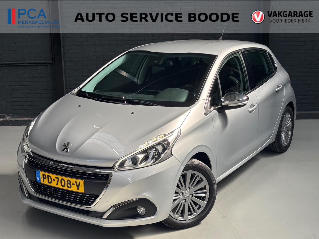 Peugeot 208 - 5-deurs 1.2 (110 pk) Allure - navigatie - climate control - trekhaak - camera - AutoWereld.nl