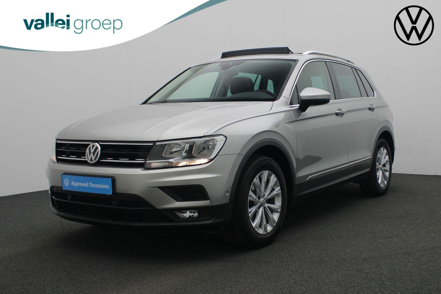 Volkswagen Tiguan - 1.5 TSI 150 pk ACT Comfortline Business | Panoramadak | Trekhaak | Achteruitrijcamera | Na - AutoWereld.nl