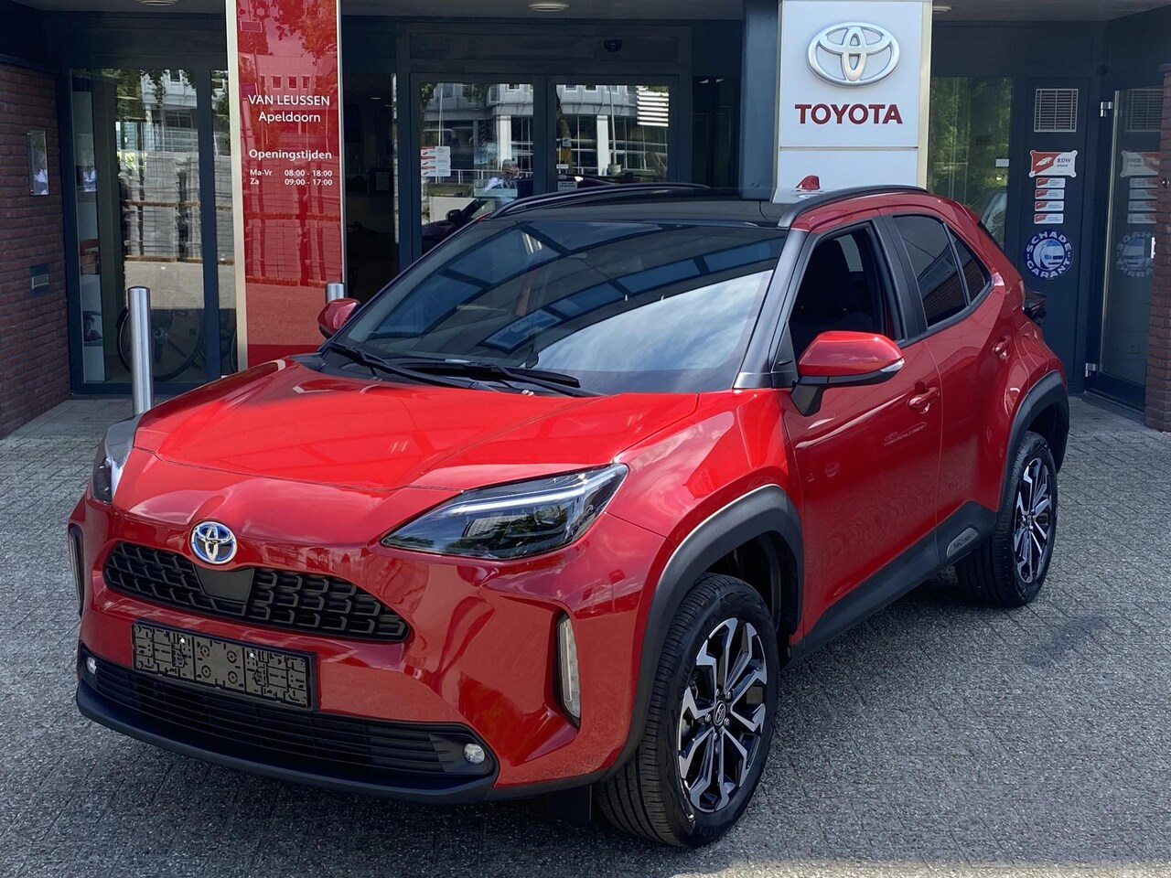Toyota Yaris Cross - 1.5 Hybrid STYLE+ PANODAK STOEL/STUURVERW HEAD-UP NAVI CAMERA APPLE/ANDROID KEYLESS 17'' L - AutoWereld.nl