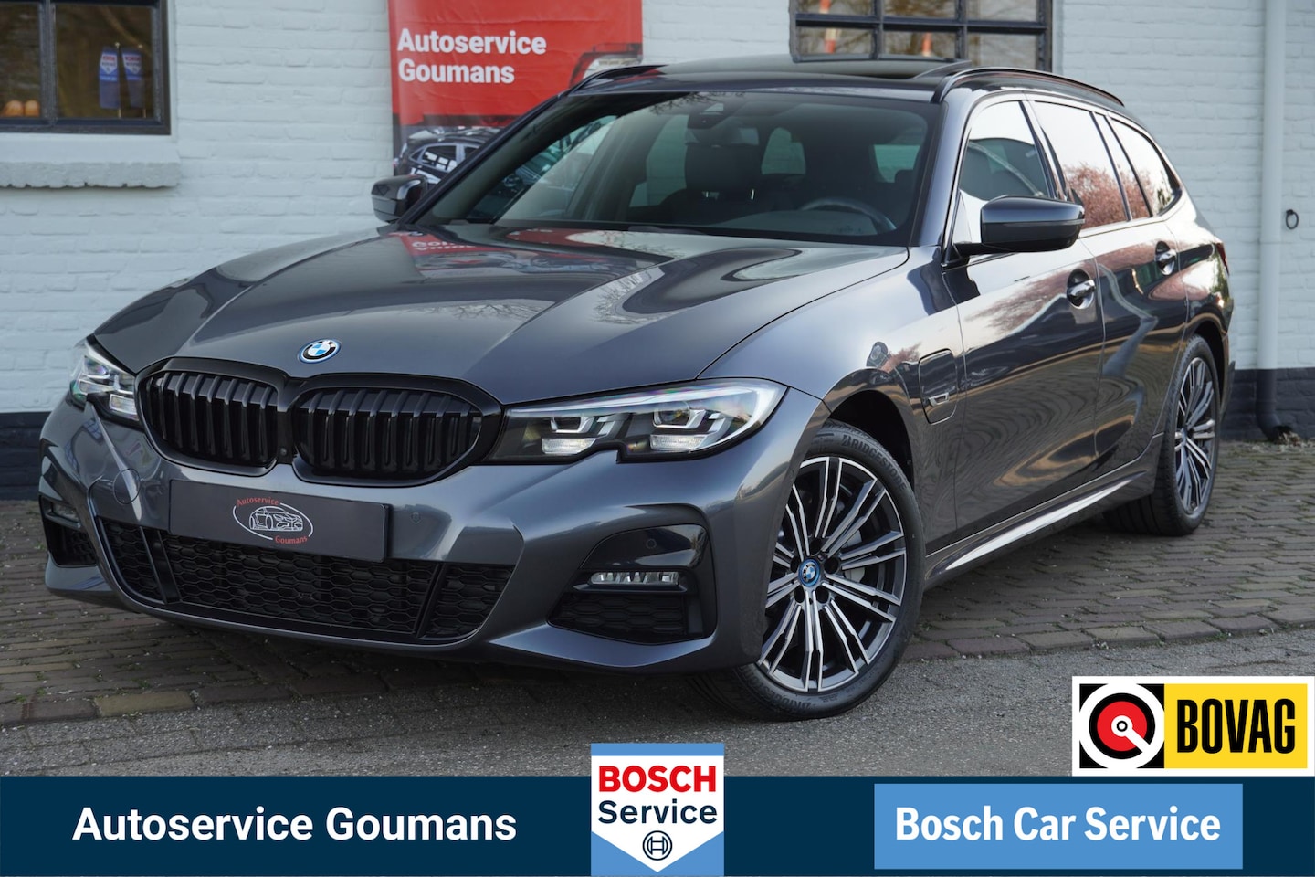 BMW 3-serie Touring - 330e xDrive High Executive M pakket Shadow Black - AutoWereld.nl