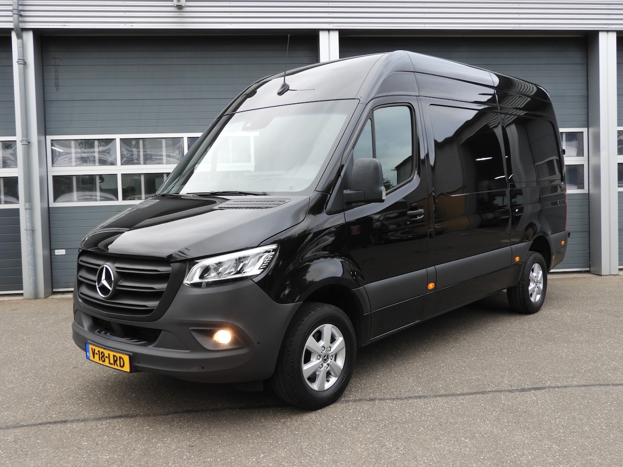 Mercedes-Benz Sprinter - 317 1.9 CDI L2H2 RWD AUT | LED | 10.25" MBUX | CAMERA | DISTRONIC - AutoWereld.nl