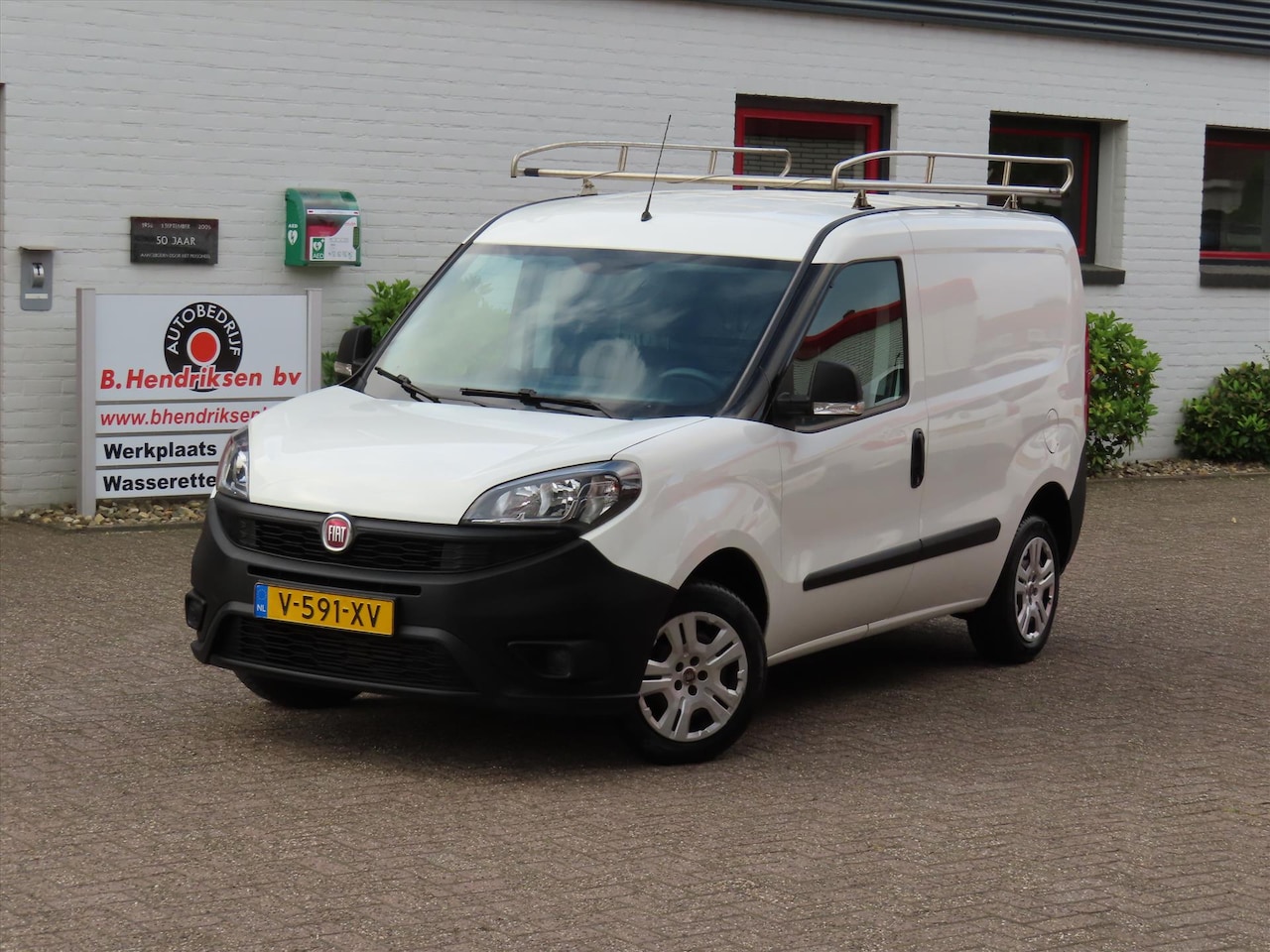 Fiat Doblò Cargo - GB 1.3 MJ 80pk L1H1 Actual/ Airco/ All season banden/ Trekhaak/ Imperiaal RVS/ 1 Eigenaar/ - AutoWereld.nl