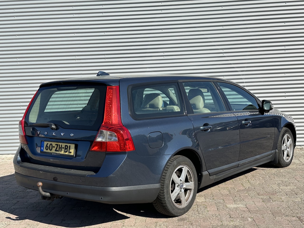 Volvo V70 - 2.4D Kinetic | Nieuw Binnen | Automaat | Leder | Trekhaak - AutoWereld.nl