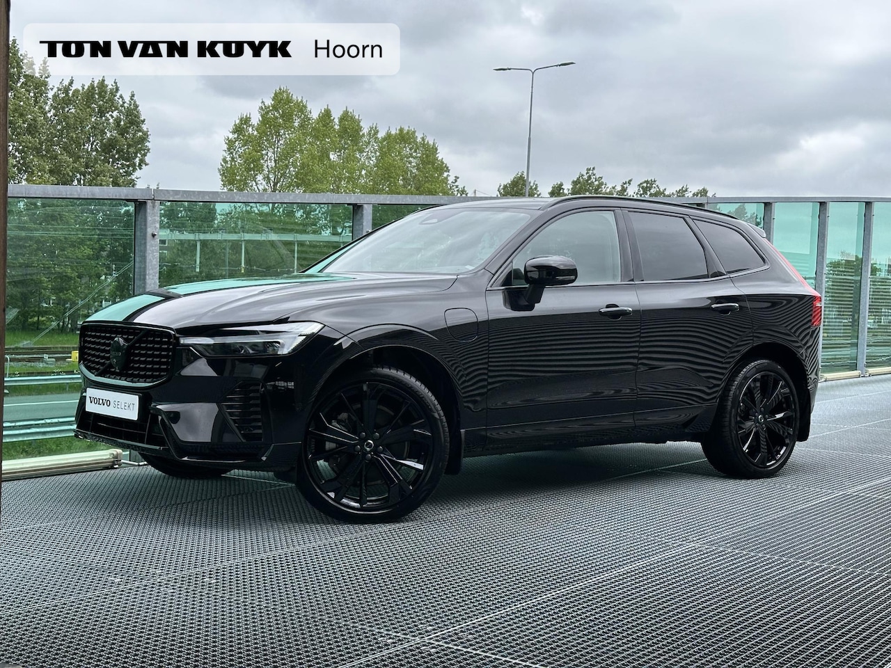 Volvo XC60 - T8 Plug-in hybrid AWD Ultra Black Edition Pano. dak / Verwarmde stoelen / 360 camera / Har - AutoWereld.nl