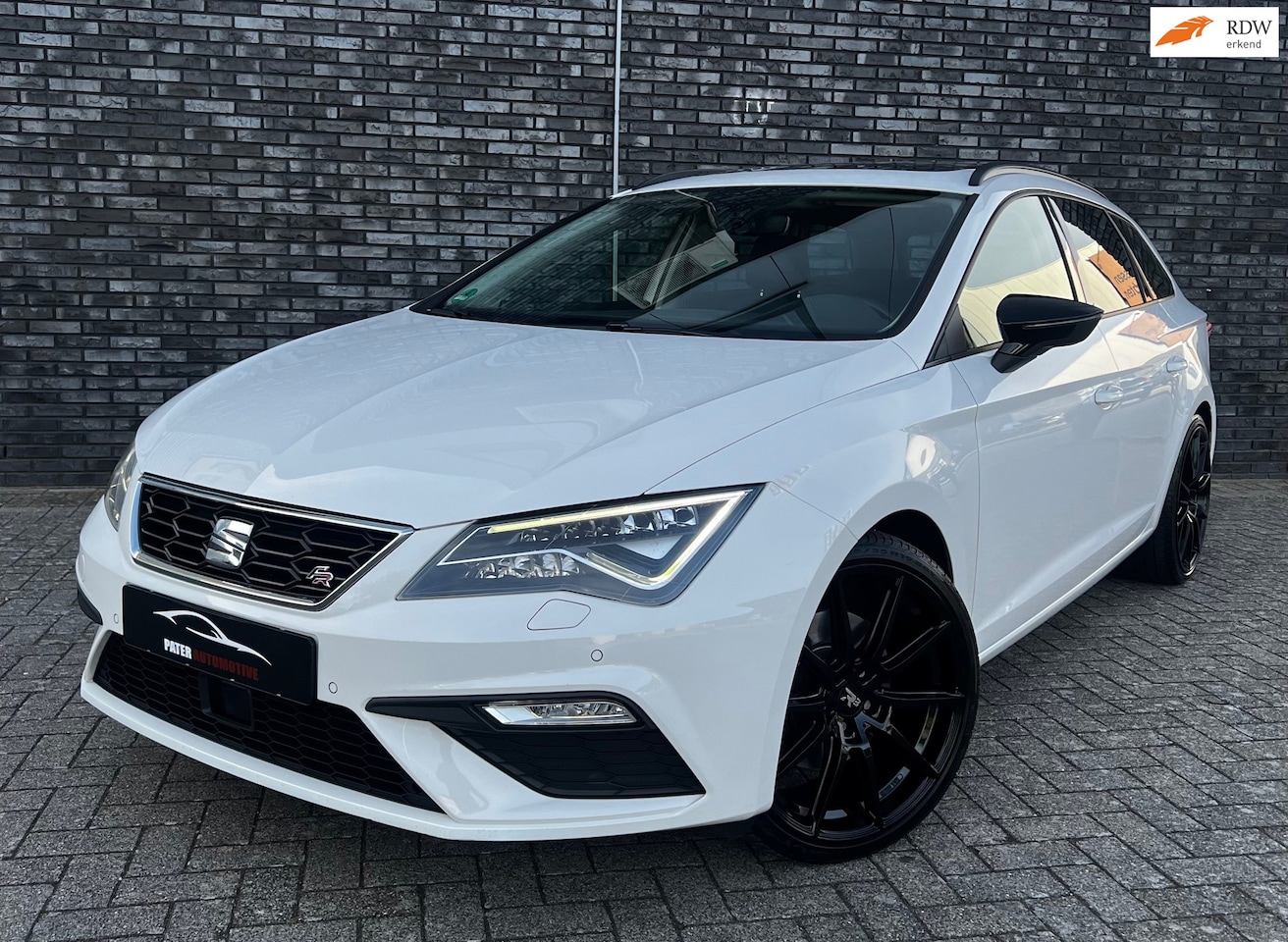 Seat Leon ST - 2.0 TSI FR 190PK Panorama|Cruise Control|Carplay|Front Assist|PDC V+A|DAB|Trekhaak mogelij - AutoWereld.nl