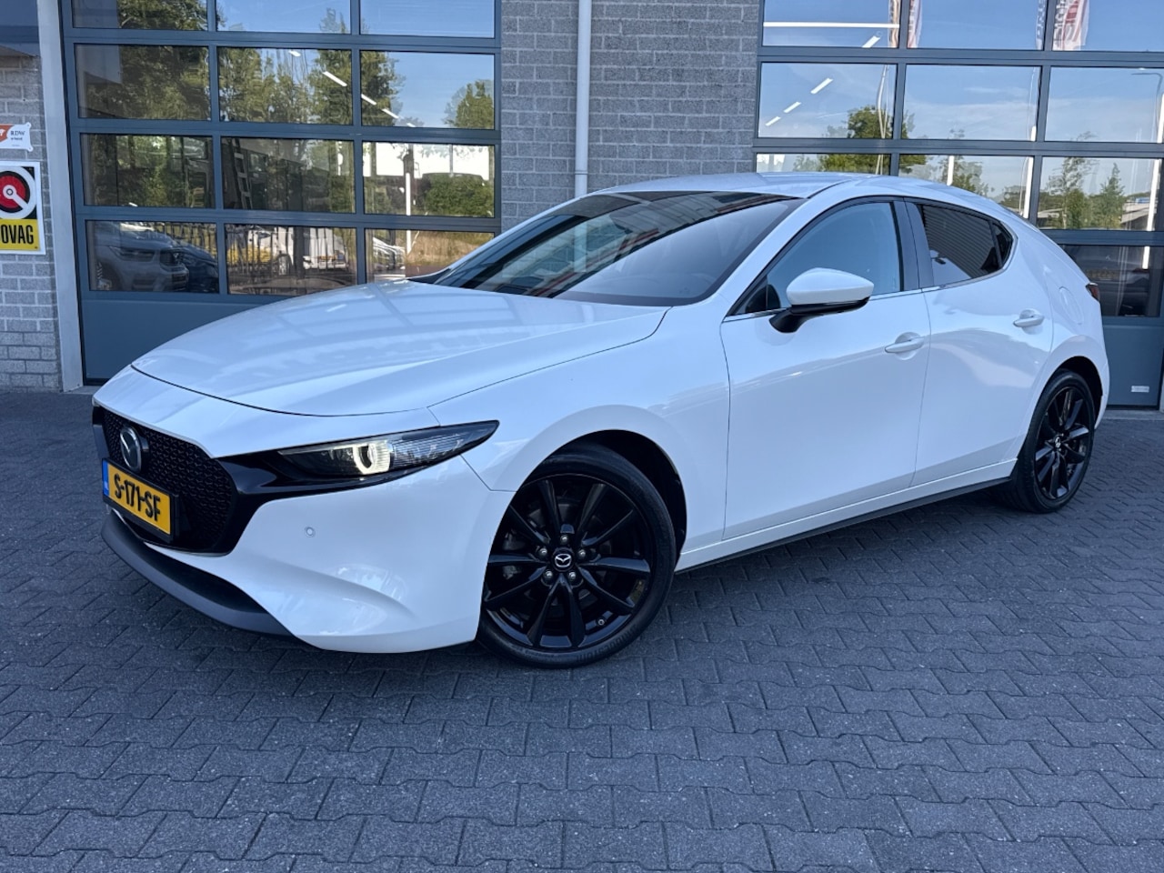Mazda 3 - 2.0 e-SkyActiv-X M Hybrid 180 Luxury - AutoWereld.nl