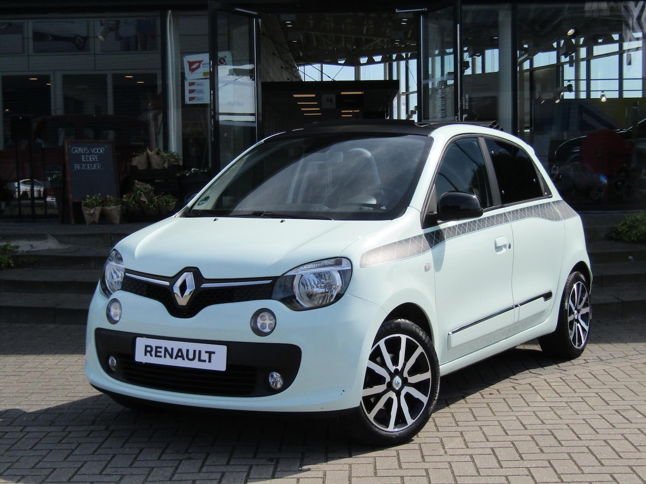 Renault Twingo - 0.9 Energy TCe 90pk La Parissiene / Cabrio Top / Schuifdak / Navigatie / Camera / Stoelver - AutoWereld.nl
