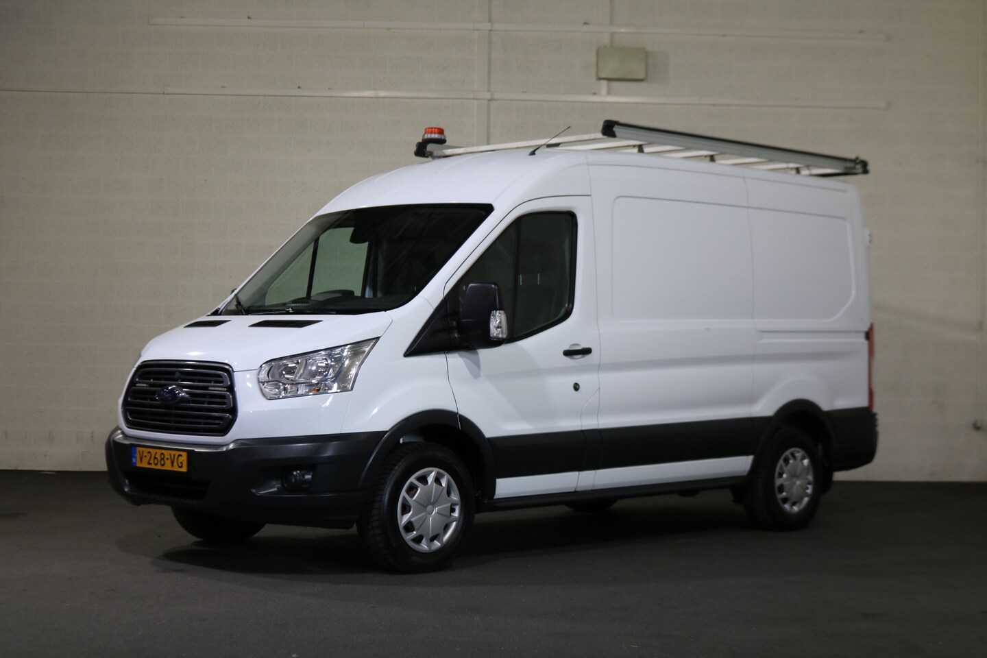 Ford Transit - 2.0 TDci 130pk L2 H2 Airco Imperiaal Trap Trekhaak (2.8T) Inrichting - AutoWereld.nl