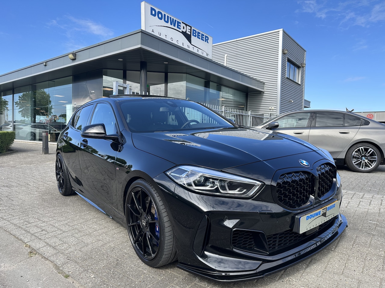BMW 1-serie - M135i xDrive Pano-Dak | Adapt. Cruise | M-Performance | Cobra verlaagd - AutoWereld.nl