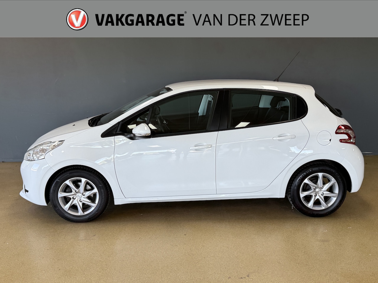 Peugeot 208 - 1.2 VTi Allure | PDC | Cruise - AutoWereld.nl