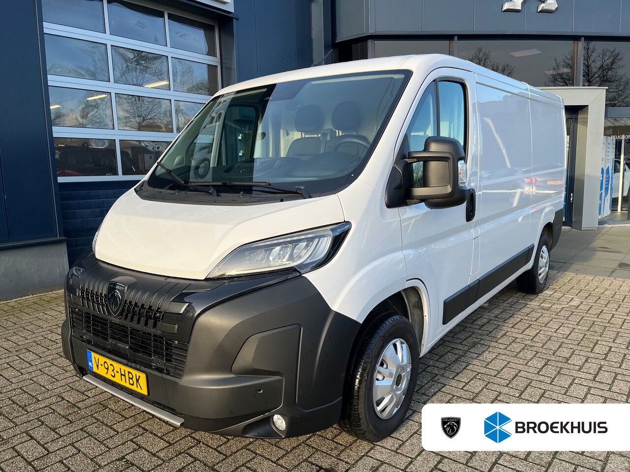 Peugeot Boxer - 2.2 BlueHDi 120 S&S L2H1 3.0t |Laadruimte bekleed | Trekhaak | LED Laadruimte verlichting - AutoWereld.nl