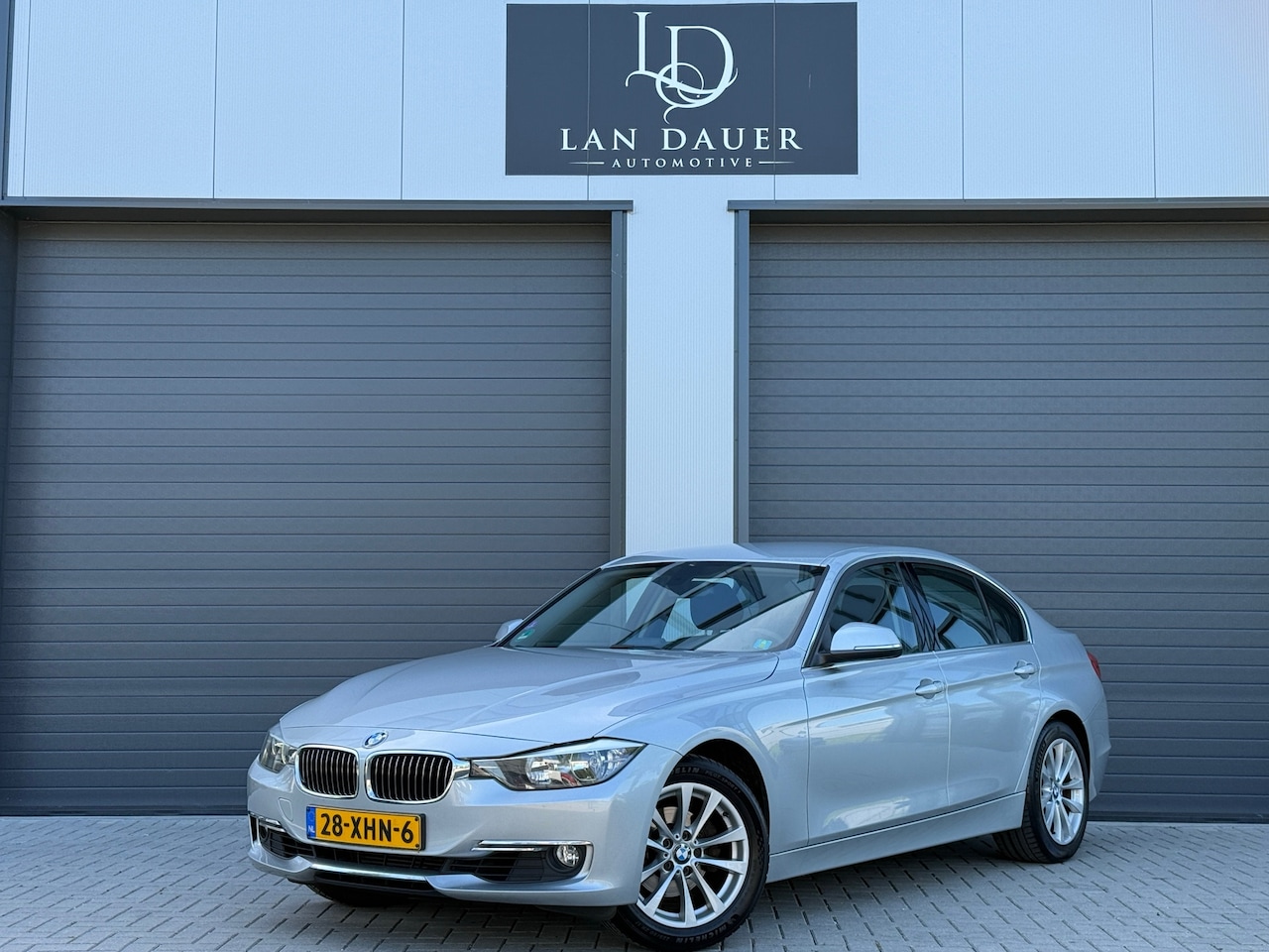 BMW 3-serie - 320i Executive / Automaat / Trekhaak / NAP - AutoWereld.nl