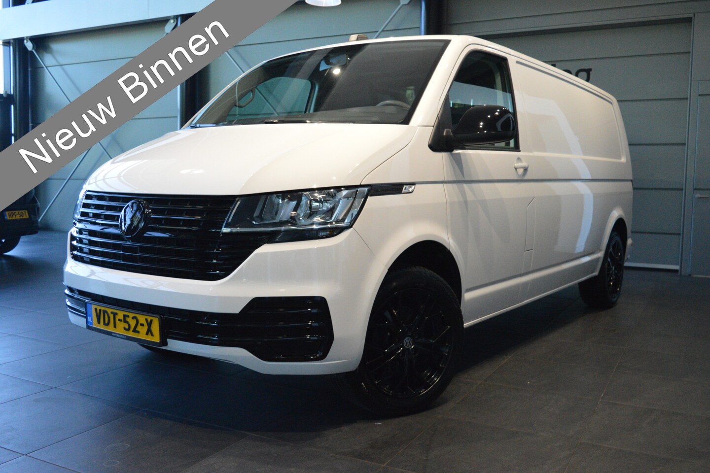 Volkswagen Transporter - 2.0 TDI L2H1 airco navi trekhaak 18 inch 150 pk !! - AutoWereld.nl