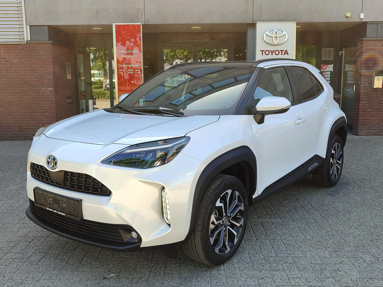 Toyota Yaris Cross - 1.5 Hybrid STYLE PANODAK STOEL/STUURVERW NAVI 17'' LM-VELGEN KEYLESS BLUETOOTH EL-ACHTERKL - AutoWereld.nl