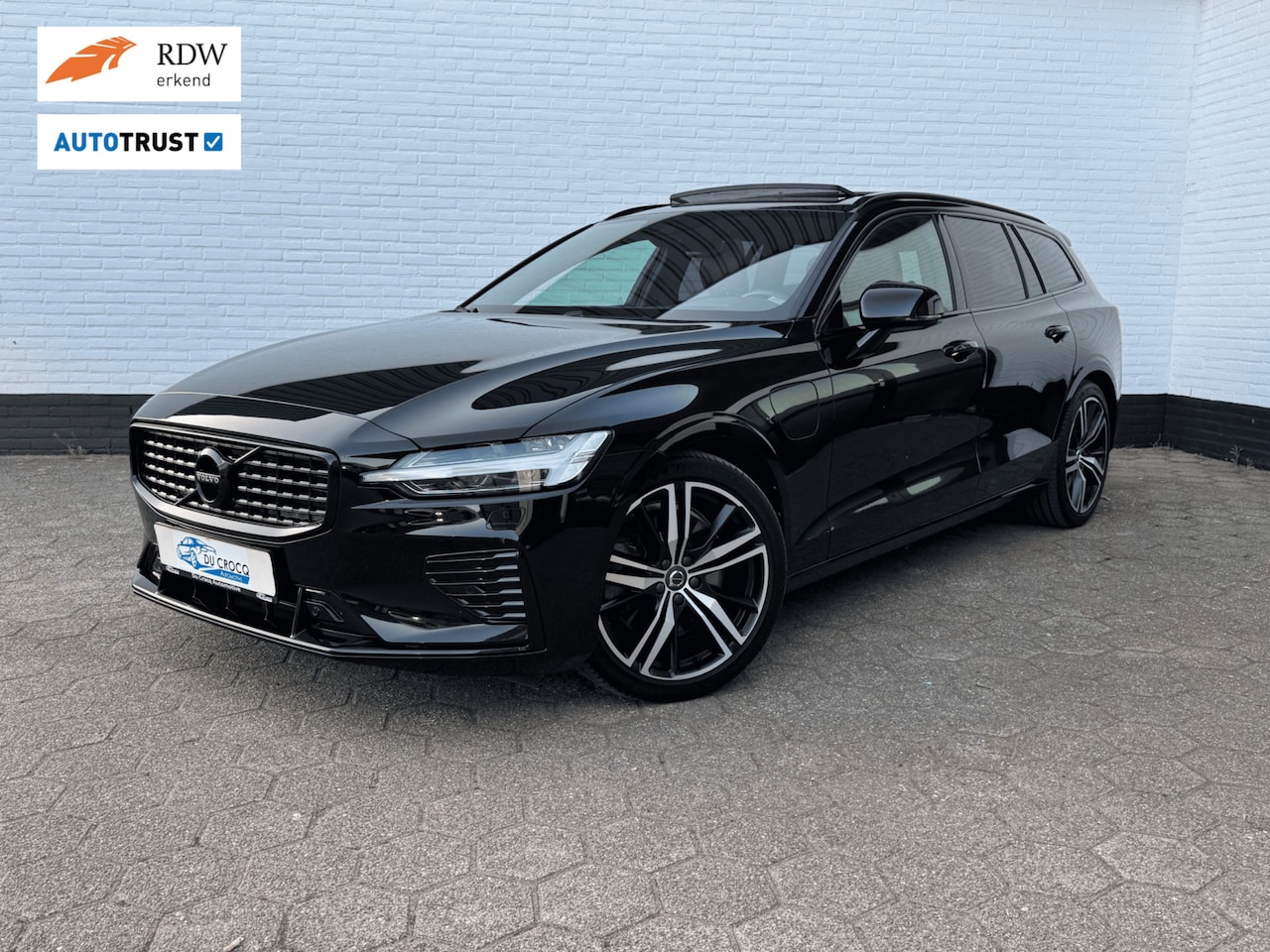 Volvo V60 - T8 PHEV AWD R-Design PANO l TREKHAAK l PILOT ASSIST l ACC l BLACK l VOL! - AutoWereld.nl