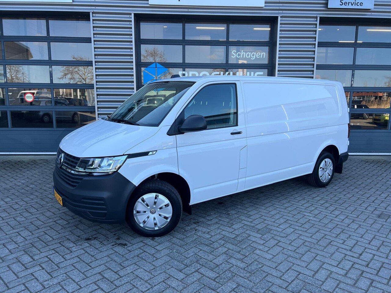 Volkswagen Transporter - 2.0 TDI L2H1 150 pk | Standkachel | Trekhaak | Apple Car Play | - AutoWereld.nl